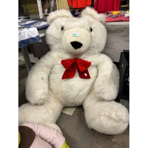 811C - Extremely large teddy bear