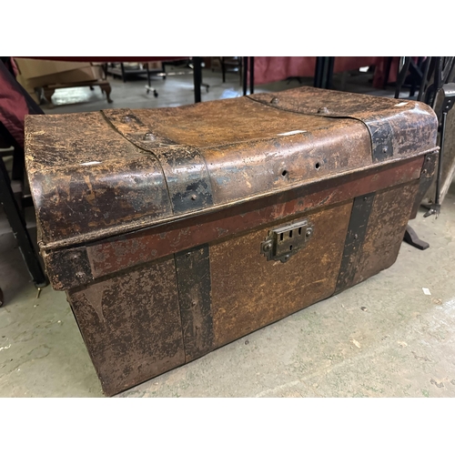 533 - Vintage metal travel trunk approximately 63x33x38cm