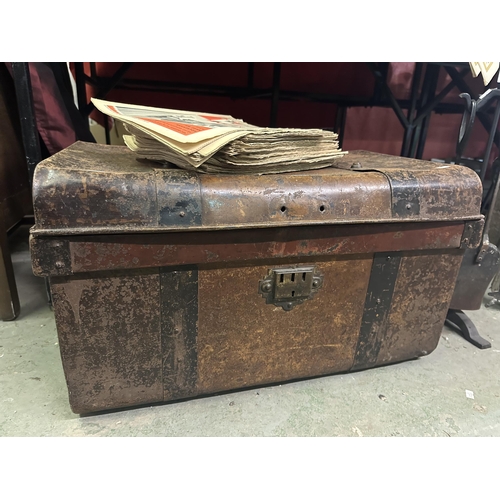 533 - Vintage metal travel trunk approximately 63x33x38cm