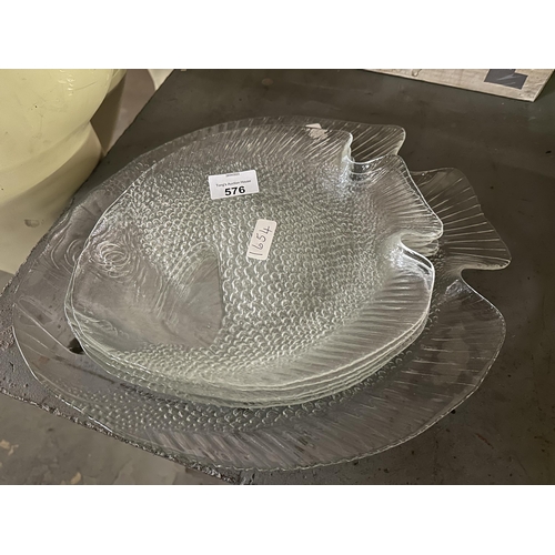 576 - Set of glass fish plates and larger fish serving plate