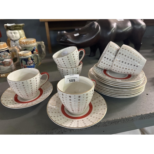 589 - Snowflake design tea set