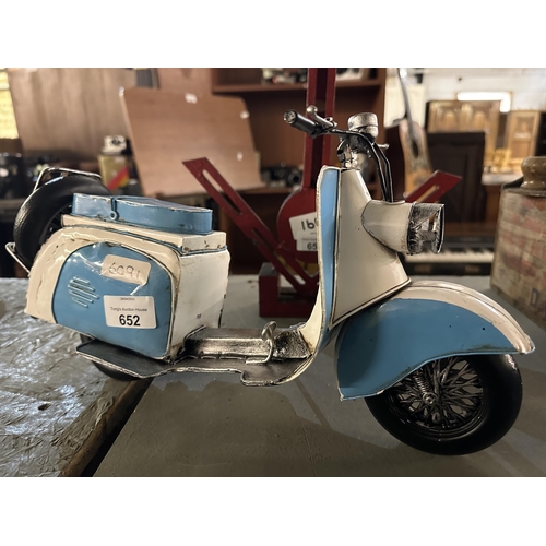 652 - Stylish model scooter