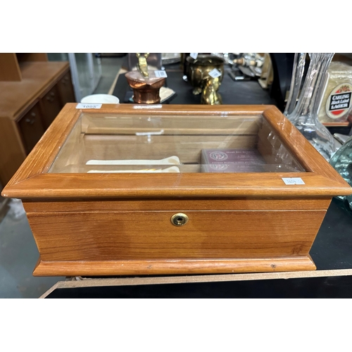 1005 - Beautiful wooden and glass Cigar display box