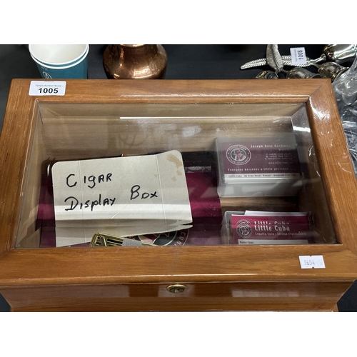 1005 - Beautiful wooden and glass Cigar display box