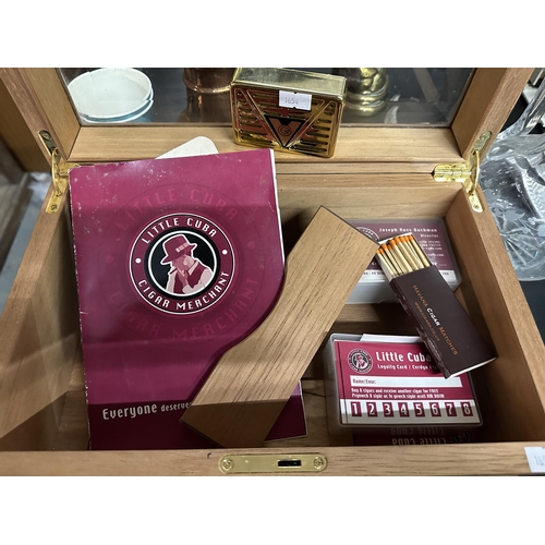 1005 - Beautiful wooden and glass Cigar display box