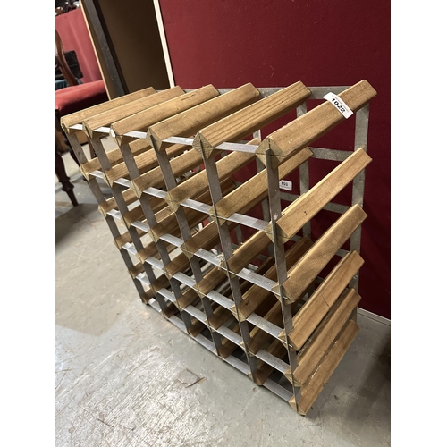 1022 - Large metal and wooden wine rack for 25 bottles