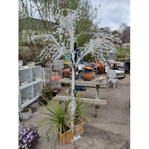 152 - Stunning light up white flower blossom tree, would make a beautiful feature in any garden.
Approx 2m... 