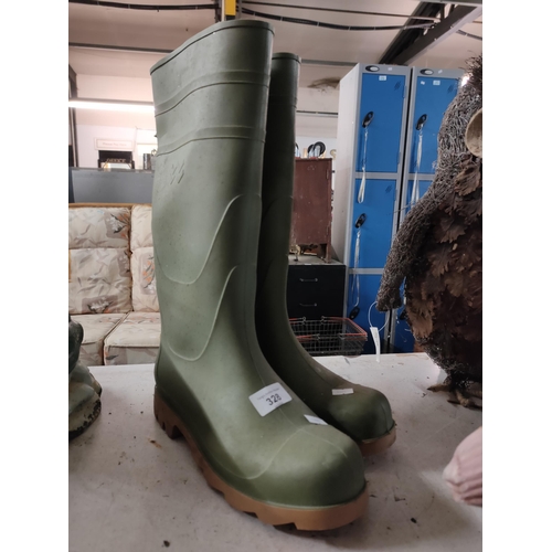 328 - GREEN WELINGTON BOOTS GREAT CONDITION SIZE 9