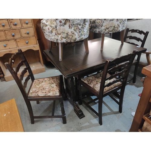 1386 - Classic extendable dining table with 4 chairs.
Solid piece of furniture.