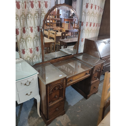 1390 - Another beautiful piece.
This unusually carved antique dressing table is in amazing condition.
120w ... 