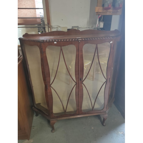 1427 - Elegant antique display cabinet with glass shelves.