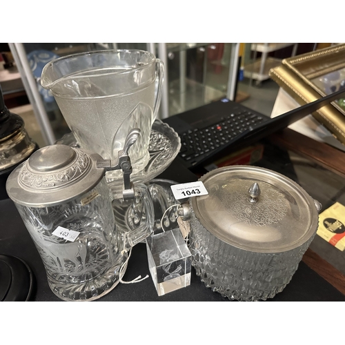 1043 - Large collection og vintage etched glass including tankards and jugs and glass ice bucket