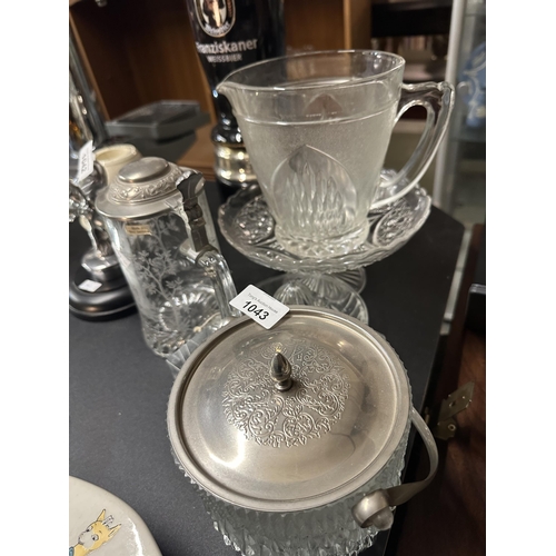 1043 - Large collection og vintage etched glass including tankards and jugs and glass ice bucket
