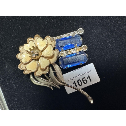 1061 - Beautiful Antique blue stones brooch and metal enamelled flower brooch