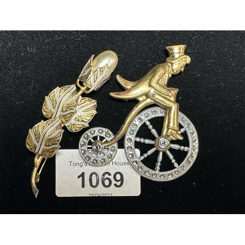 1069 - Beautiful brooch on penny farthing and gold coloured leaf brooch