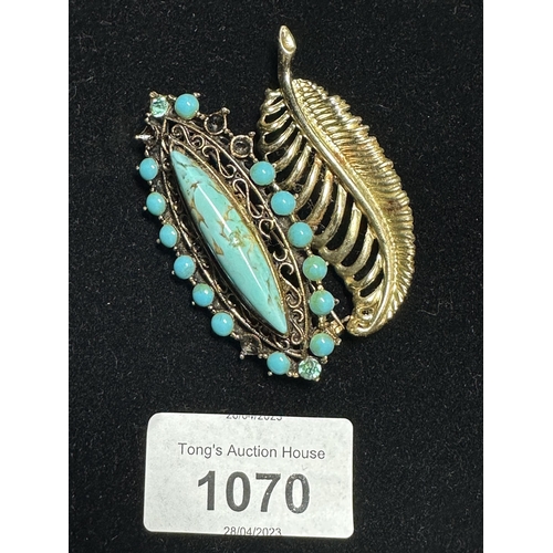 1070 - Gold coloured brooch with turquoise stones and gold coloured leaf brooch