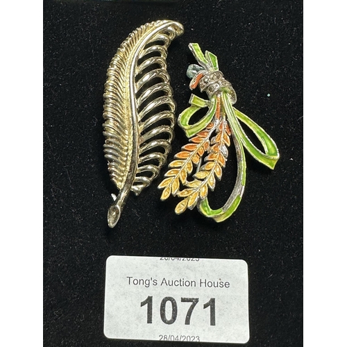 1071 - Gold coloured leaf vintage brooch and Vintage enamelled brooch