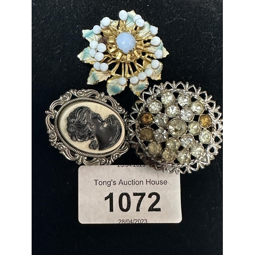 1072 - 3 x Vintage small brooches including cameo style brooch