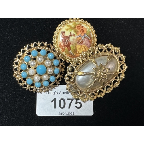 1075 - 3 x Antique style gold toned brooches