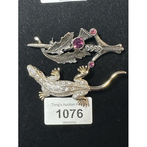 1076 - Beautiful Celtic white metal large brooch and large metal brooch in the form of a Lizard