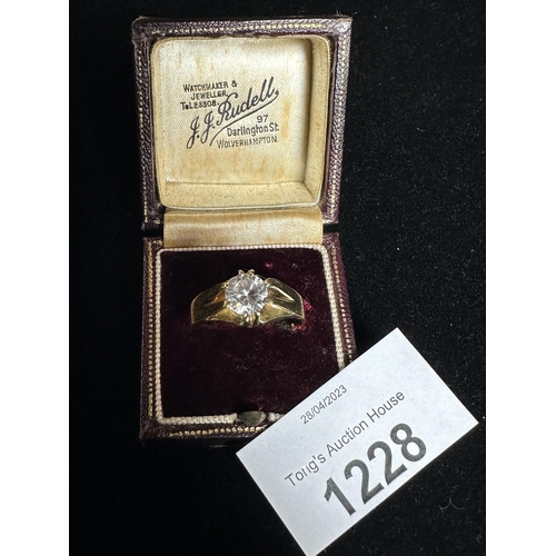 1228 - Very large 18ct 750 gold ring with large white central stone