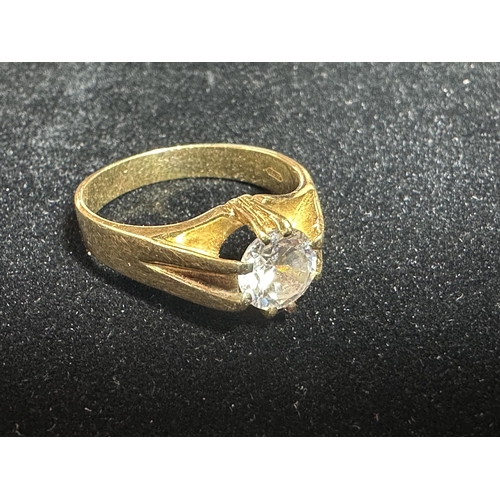 1228 - Very large 18ct 750 gold ring with large white central stone