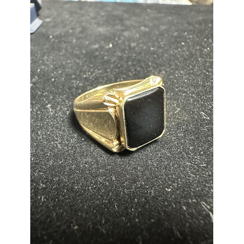 1231 - Large 14ct gold signet ring, with large central black stone