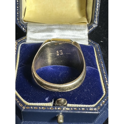 1231 - Large 14ct gold signet ring, with large central black stone