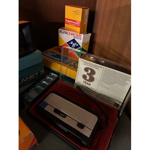 666 - Collection of vintage photography equipment including Kodak cameras, Boots electronic flash unit and... 