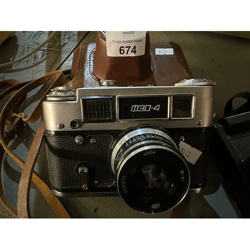 674 - Two vintage cameras including Inovar