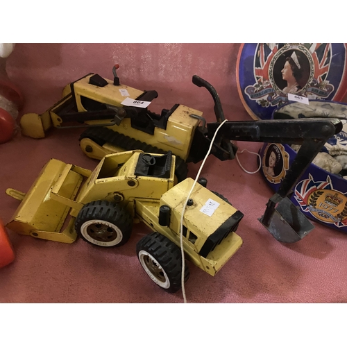 864 - 2 x Tonka play worn trucks