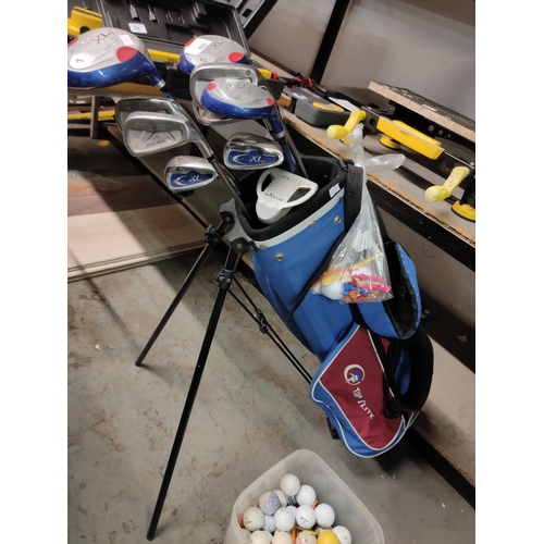 402 - TOP FLITE GOLF BAG WITH CLUBS BALLS TEES