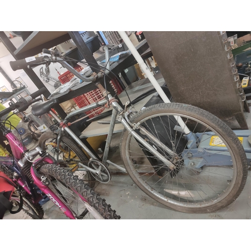 418 - OLD BICYCLE FOR RESTORATION *