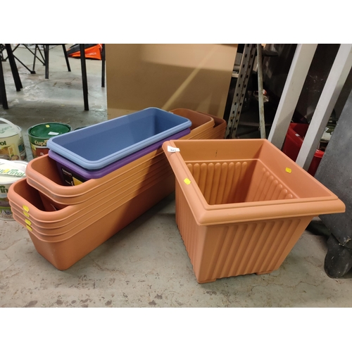 683 - LOVELY LARGE PLANTERS JOB LOT