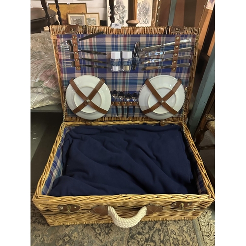 1050 - Beautiful large picnic hamper with contents as new