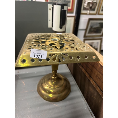 1071 - pierced brass trivet stand