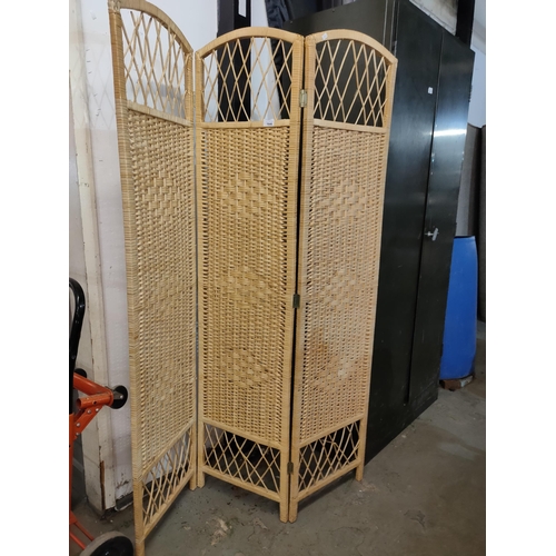 1646 - Wicker wover tri screen privacy screen