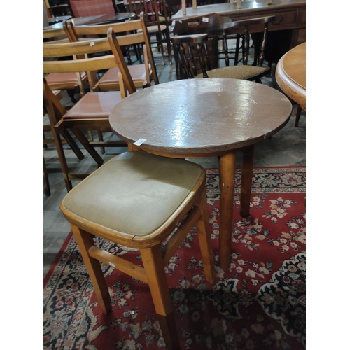 1588 - Round occasional 4 legged table with retro 1970s stool