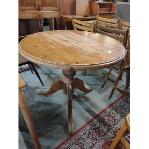 1589 - Round Pedestal kitchen dining table