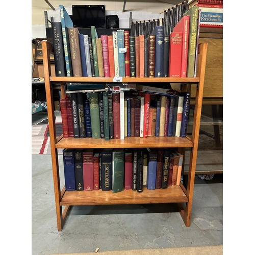 1918 - Three tiered wooden shelving unit