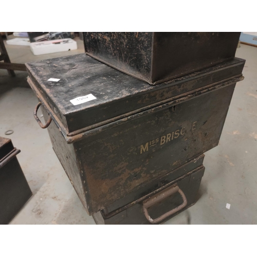 1902 - Medium size metal container box