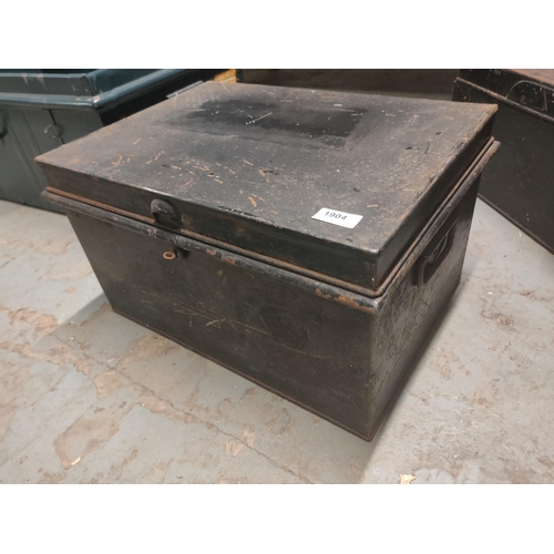 1904 - Medium metal storage box