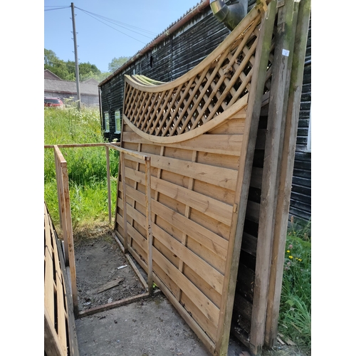 21 - 4 x 6FT X 4FT CURVED TOP CONTEMPORARY SLATTED FENCE PANELS