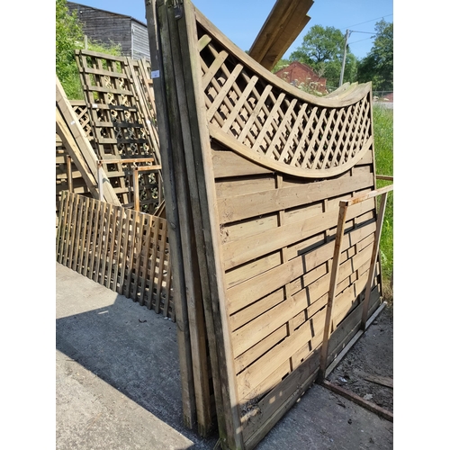 22 - 4 X 6FT X 5FT CURVED TOP CONTEMPORARY SLATTED FENCE PANELS