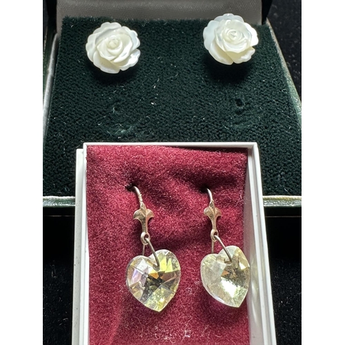 2002 - Pair of Sterling Silver flower earrings and pair of yellow metal drop earrings with yellow Aurora he... 