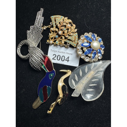 2004 - Collection of brooches including parrot, marcasite and Exquisite