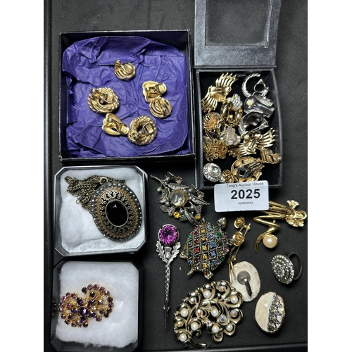 2025 - Collection of costume jewellery including tortoise brooch and Monet clip on earrings,