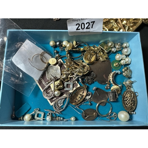 2027 - Collection of assorted jewellery pieces including possible gold and silver