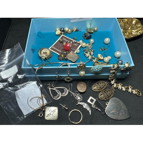 2027 - Collection of assorted jewellery pieces including possible gold and silver