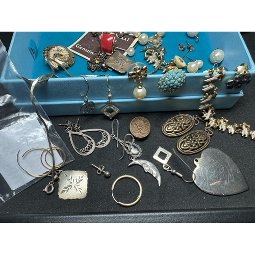 2027 - Collection of assorted jewellery pieces including possible gold and silver